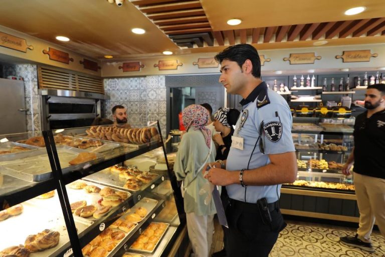 Karşıyaka Belediyesi ekiplerinden bayram mesaisi