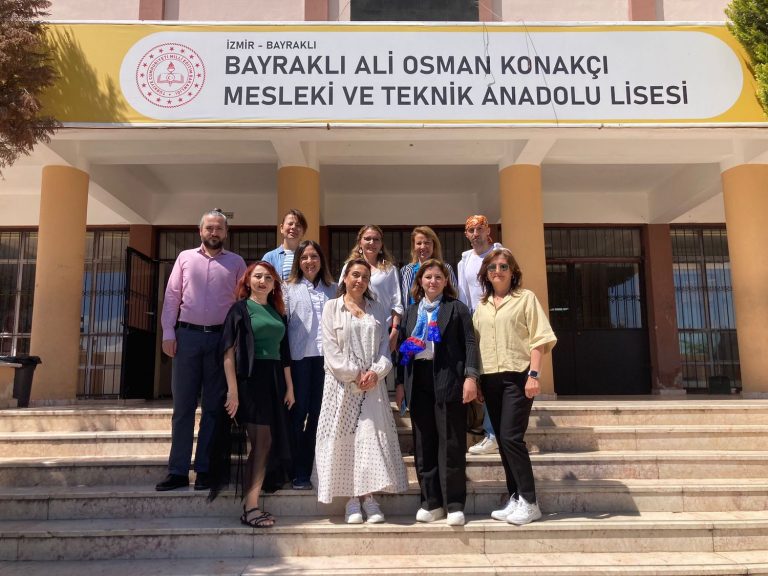 Hazır giyimciler öğrencilere mesleklerini anlattı