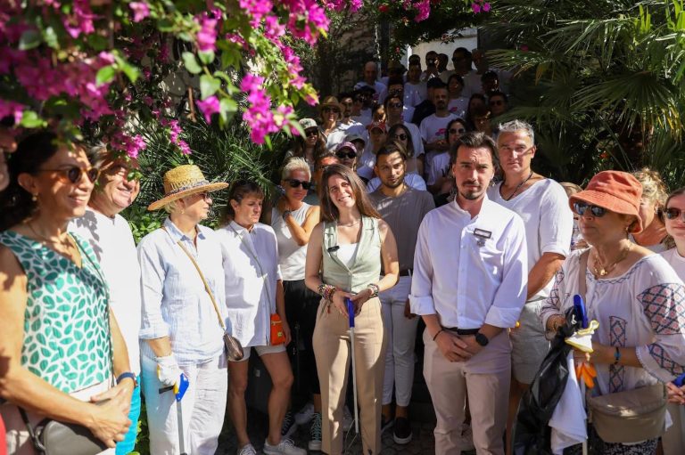 Alaçatı’da çevre temizliği etkinliği devam ediyor
