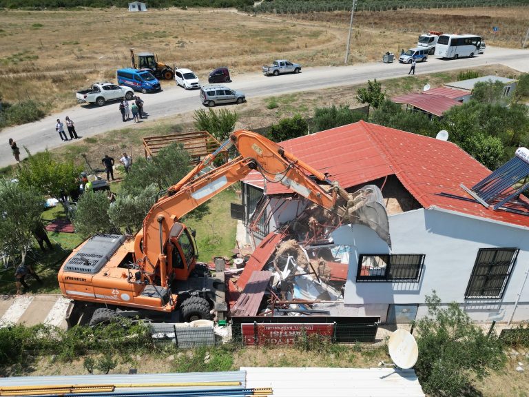 Seferihisar’da hobi bahçelerinin yıkımına başlandı 