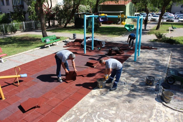 Karşıyaka’da parklar yenileniyor, yeşil doku güçleniyor   