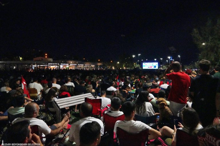 Futbol tutkusu İzmir’i sardı