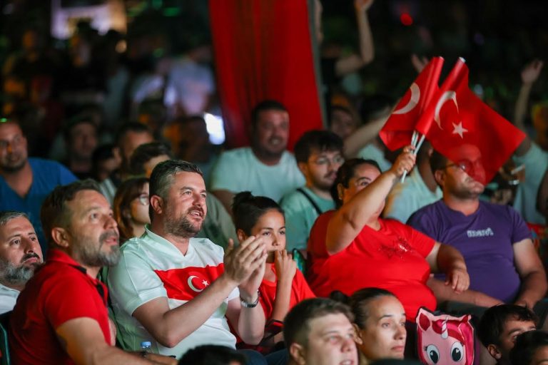 Bucalılar milli maçı dev ekranda izleyecek