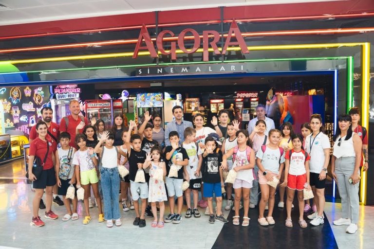 Balçovalı çocuklar tatilde sinema keyfi yaşadı