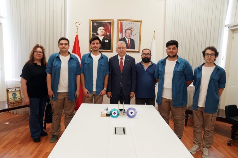 Egeli genç mühendisler roketçilik yarışmasına damga vurdu