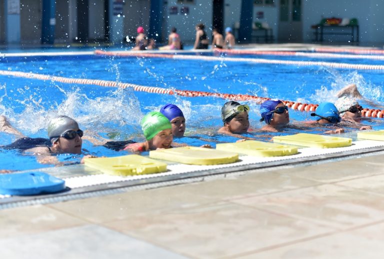 Bornova’da yüzme kursları başladı