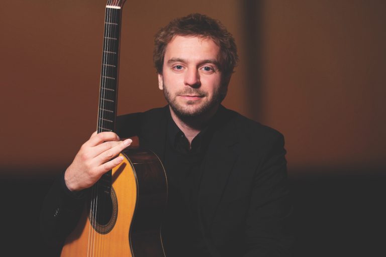 Tarihi Çeşme Kalesi’nde klasik gitar ziyafeti