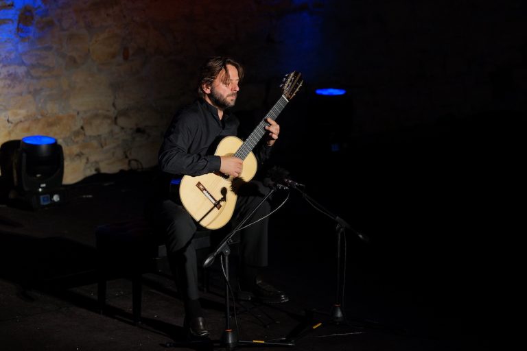 Çeşme klasik gitarın duayeni Kalesi Dylla’yı ağırladı