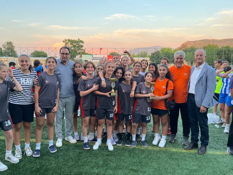 İzmir’in futbolcu kızları geleceğe umut oldu 