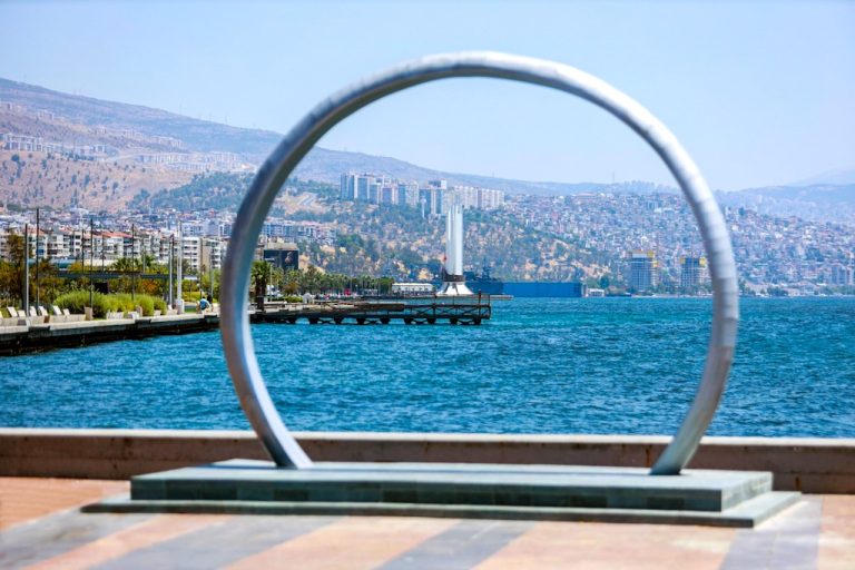 Simge yüzük Karşıyaka Nikah Sarayı’na geri döndü