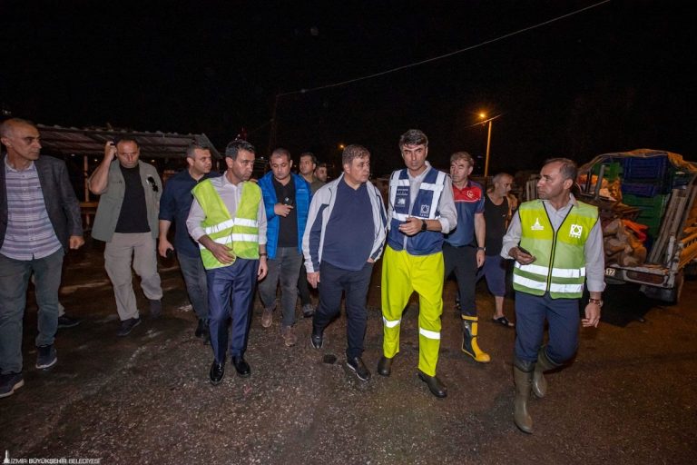 Başkan Tugay ekiplerle birlikte sahaya indi