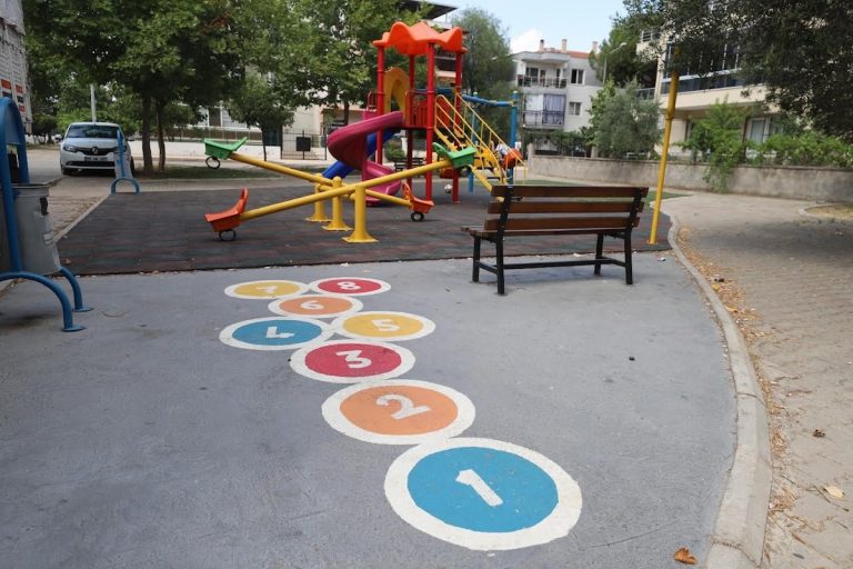 Menderes’in parkları çocuklar için güzelleşiyor