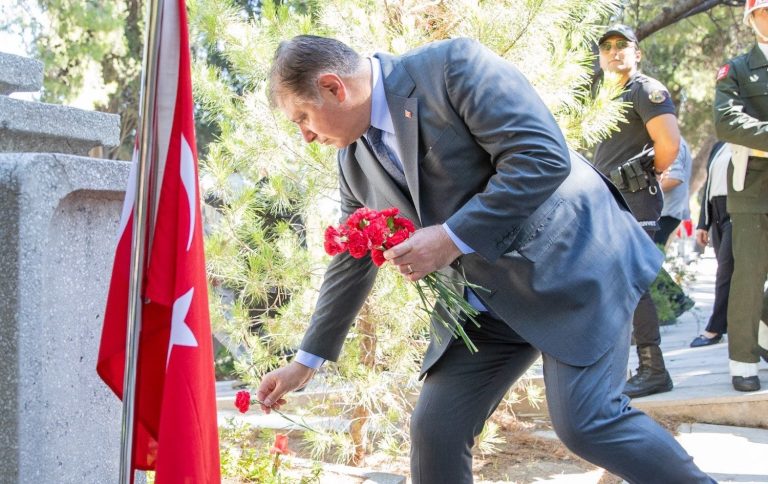 Başkan Tugay’dan şehitlerin kabrine karanfil