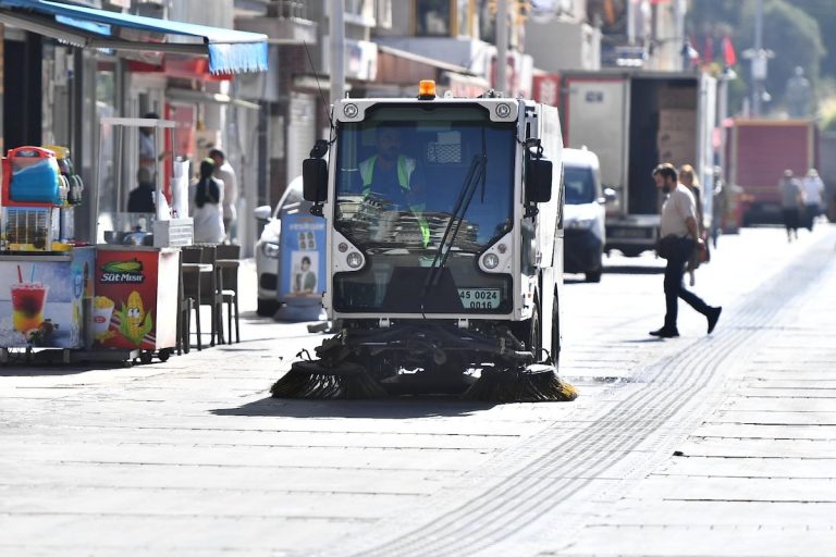 İzmir sokaklarında temizlik seferberliği