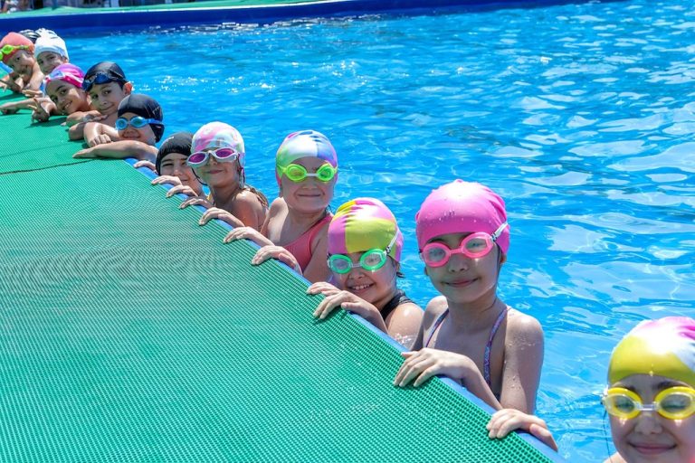 Bayraklı Belediyesi’nin yüzme kursuna büyük ilgi