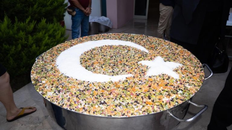 Güzelbahçe’de aşure kazanı kaynadı