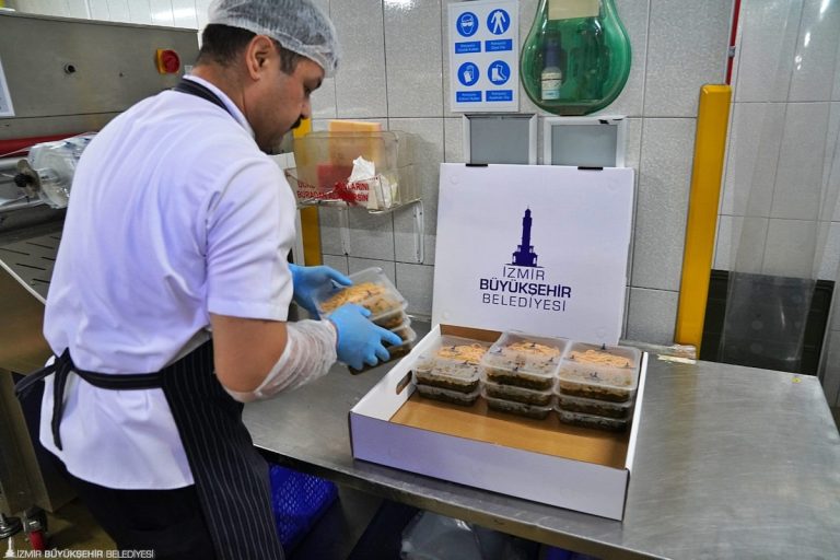 Büyükşehir’den yaşlı ve engellilere sıcak yemek
