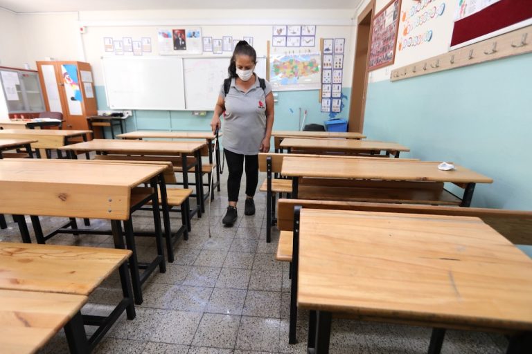 Bayraklı’da okullar dezenfekte ediliyor