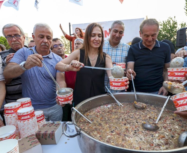Karşıyakalılar aşurenin bereketini paylaştı