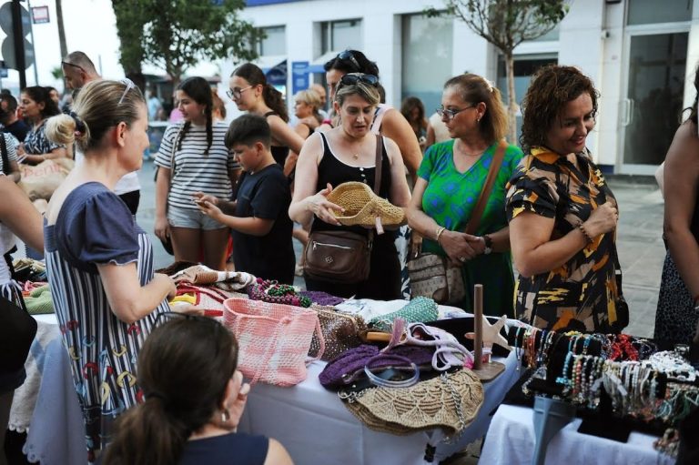 Karşıyaka Çarşısı ‘El Emeği Gece Pazarı’ ile şenlendi  