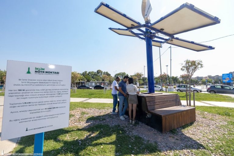 İzmir’de güneş ağaçları ile şarj dönemi