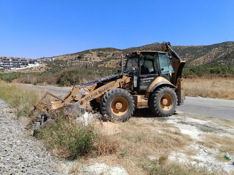 Selçuk’ta moloz temizliği için çalışmalar sürüyor