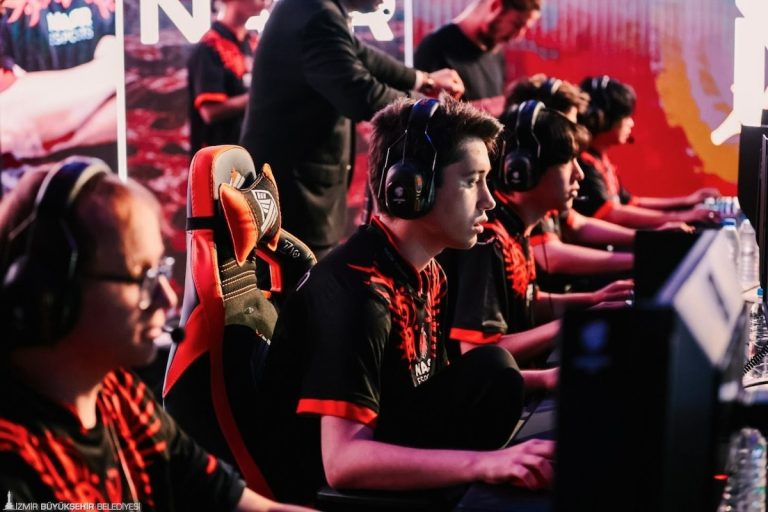  İzmir e-sporda dev finale ev sahipliği yapıyor