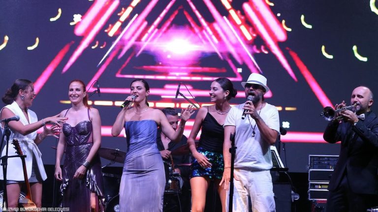 İzmir’in ünlü solistleri çim konserlerinde buluştu