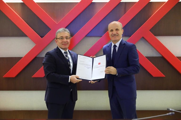 DEÜ Rektörü Prof. Dr. Yılmaz mazbatasını aldı