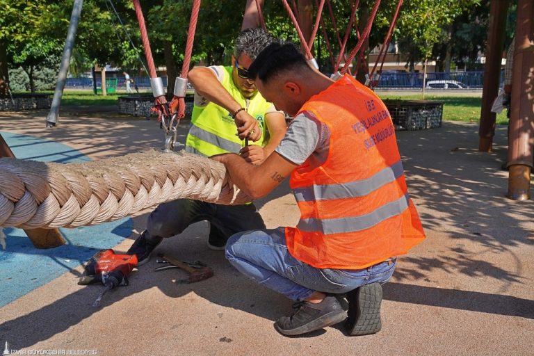 İzmir’in parkları yenileniyor 