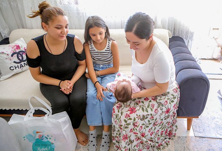 Bayraklı’da bebeği olan ailelere destek paketi