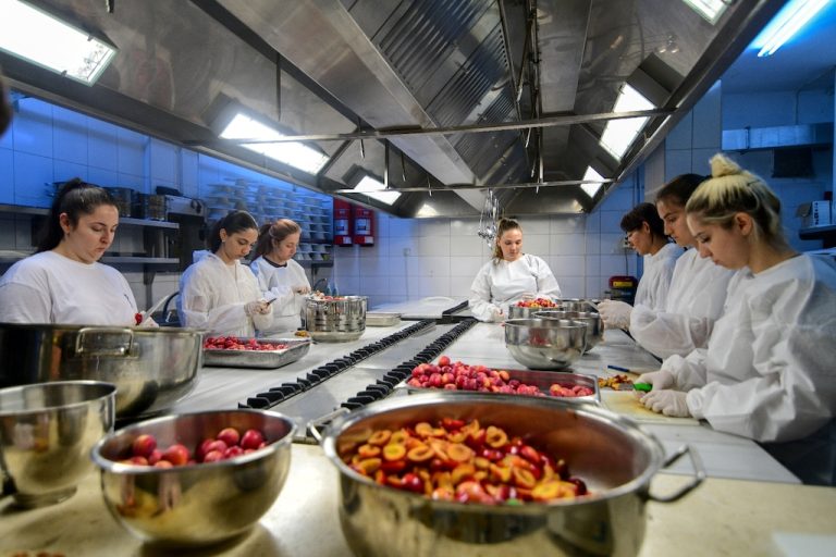 Çiftçinin erikleri, ihtiyaç sahiplerine ulaştı