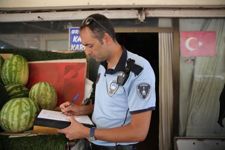 Konak zabıtasından kaldırım işgali yapan işletmelere ceza