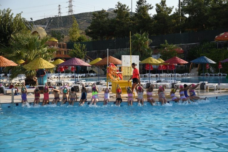Karabağlar Belediyesi’nden çocuklara yüzme eğitimi