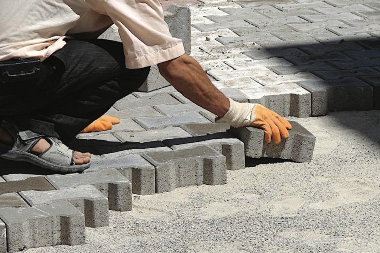 Küçükkuyu Belediyesi yol bakım onarım işleri yaptıracak