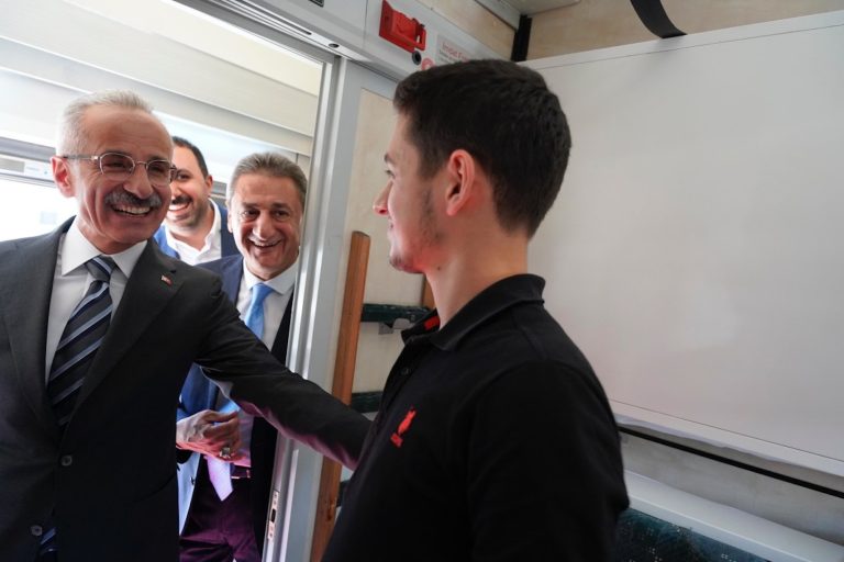 Gençler ulaşımda treni tercih etti
