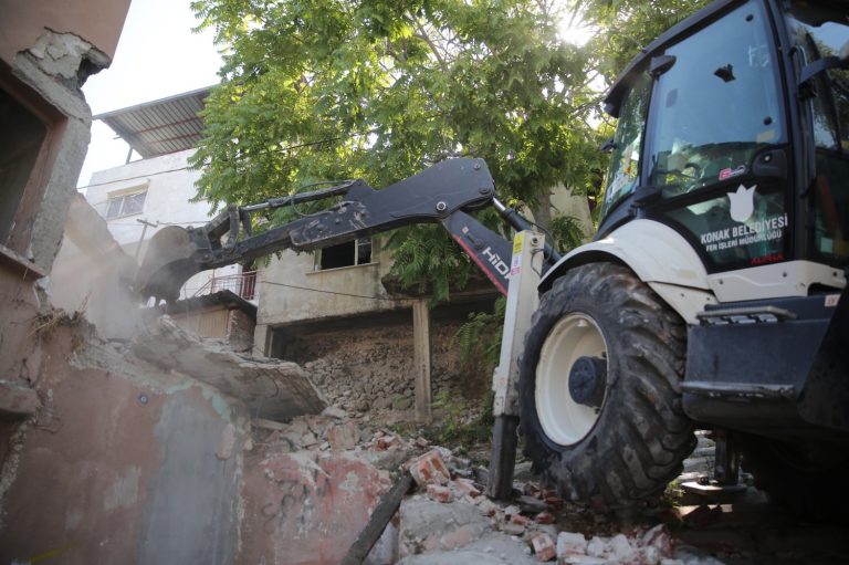 Konak’ta metruk bina yıkımları hız kazandı