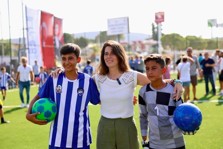 Ilıca Ahmet Keleş Spor Tesisi yeni haliyle çocuklarla buluştu