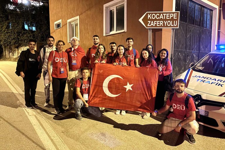 DEÜ öğrencilerinden Zafer Yürüyüşü’ne coşkulu katılım