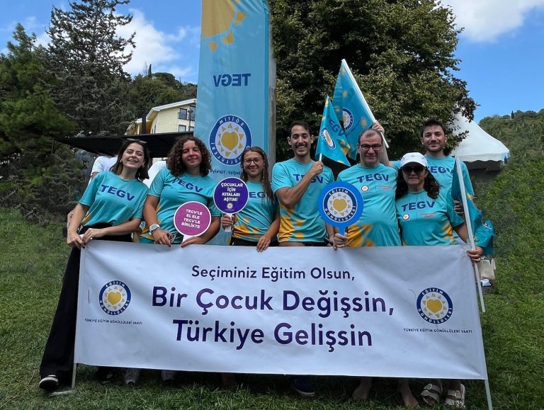 Yüzücüler TEGV’li çocuklara eğitim desteği için yarıştı