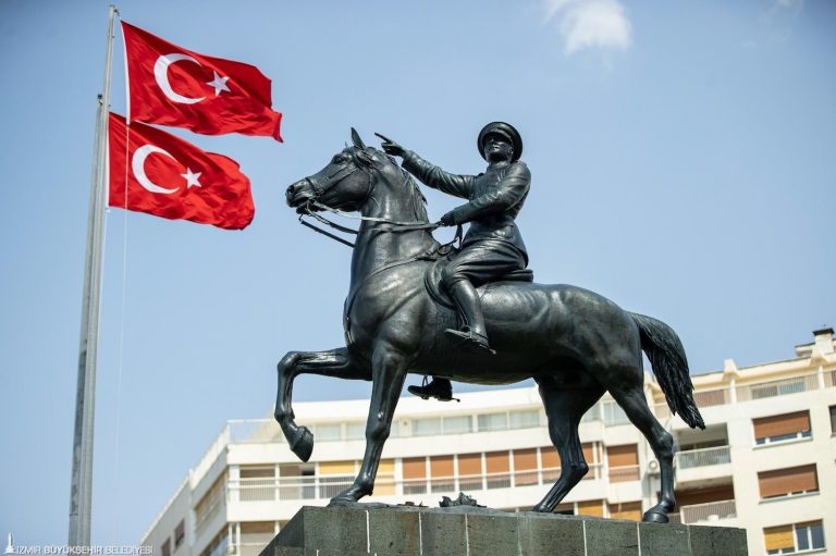 101. yıl coşkusu Konak Meydanı’nda başlıyor