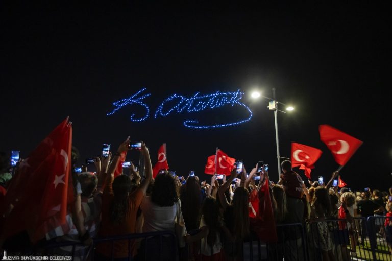 500 dron Körfez’de görsel şölen yaşattı