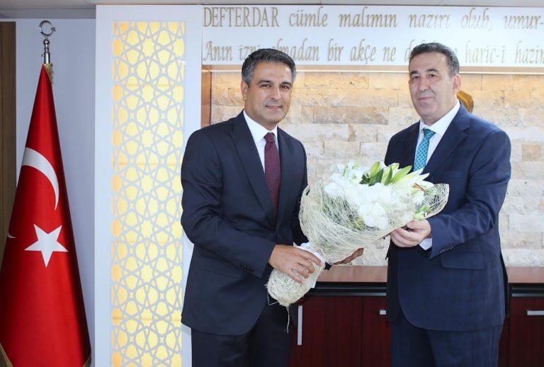 İzmir Defterdarı Ömer Alanlı görevi teslim aldı
