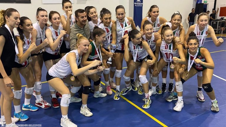 Cumhuriyet kızları Zafer Bayramı için sahada