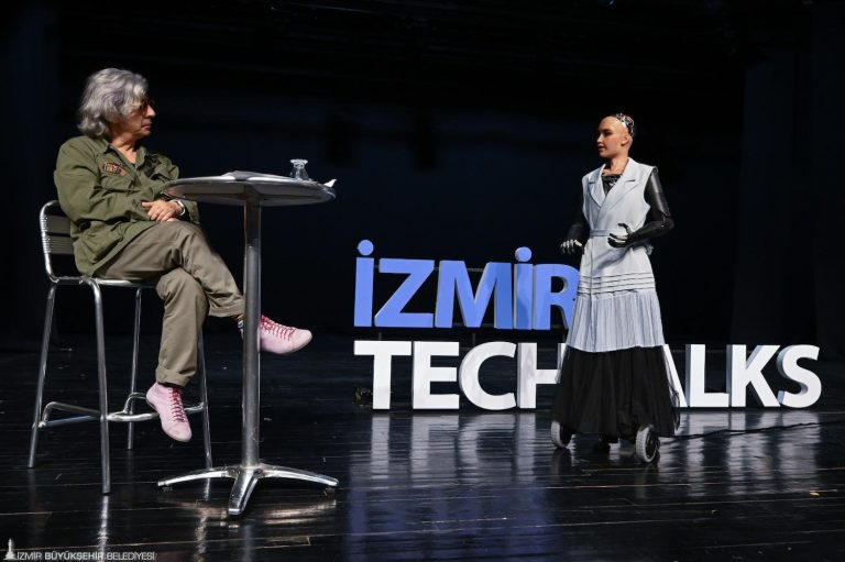 Okan Bayülgen ile Robot Sophia ‘TechTalks’ta buluştu