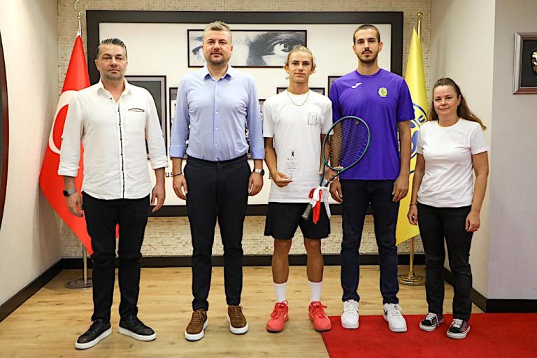 Bucalı şampiyon sporcudan Başkan Duman’a ziyaret