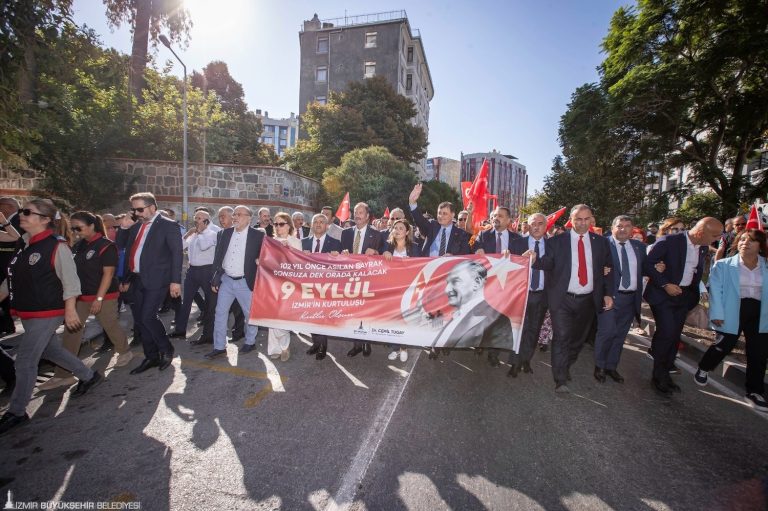  İzmirliler Zafer Yürüyüşü’nde buluştu