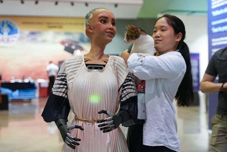 93. İEF’e insansı robot Sophia damga vurdu