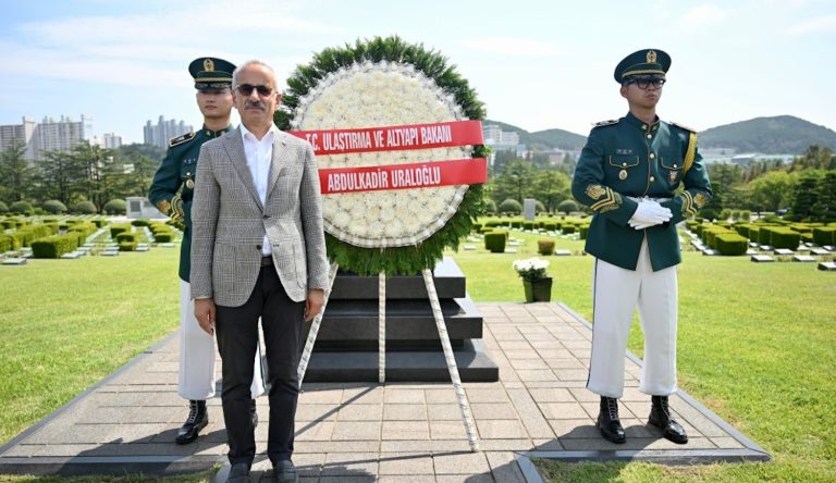 Bakan Uraloğlu, Busan’da Kore Şehitlerini ziyaret etti