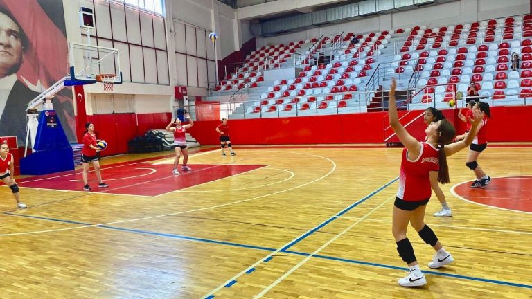 Bayraklı’da yaz spor okullarına büyük ilgi 